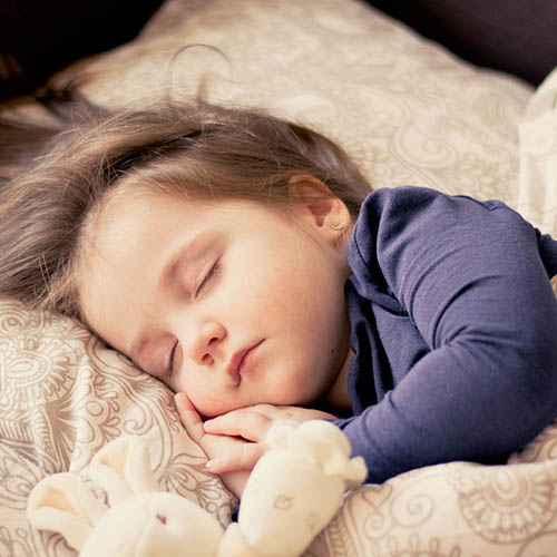  une maman avec son bébé pharmacie Rose